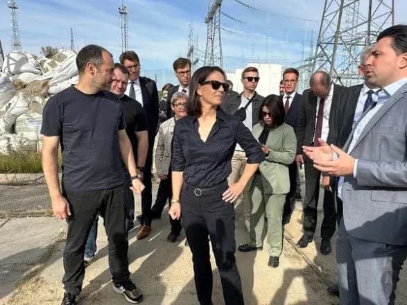 Голова МЗС Німеччини Бербок відвідала атаковану рф електропідстанцію на Київщині