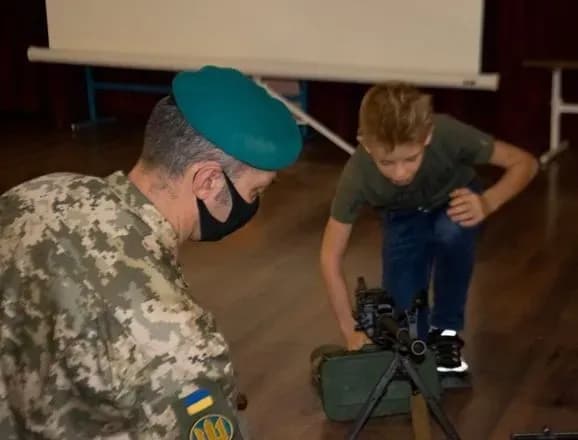 Перші 26 ветеранів війни пройшли навчання і викладатимуть початкову військову підготовку в школах