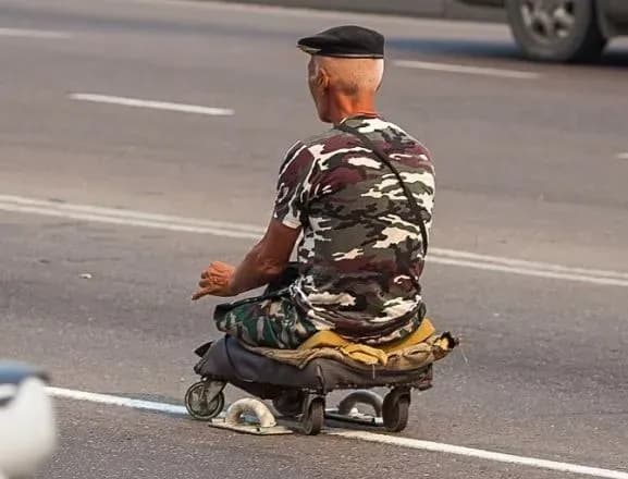 У москві жінка звинуватила у "дискредитації" армії чоловіка, який просив милостиню у військовій формі