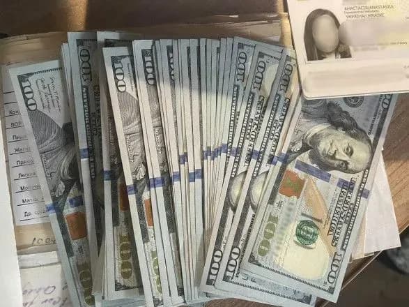 На Закарпатті жінка намагалася за 6 тис. дол "купити" у прикордонників перепустку для чоловіка