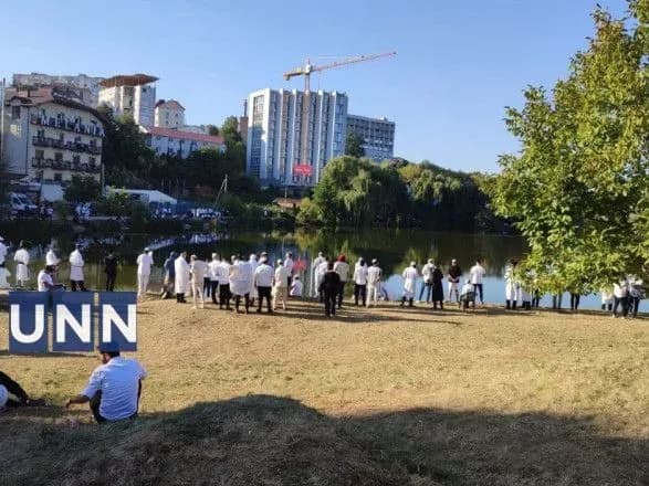 Хасиди в Умані провели обряд Ташліх – викидання гріхів у воду