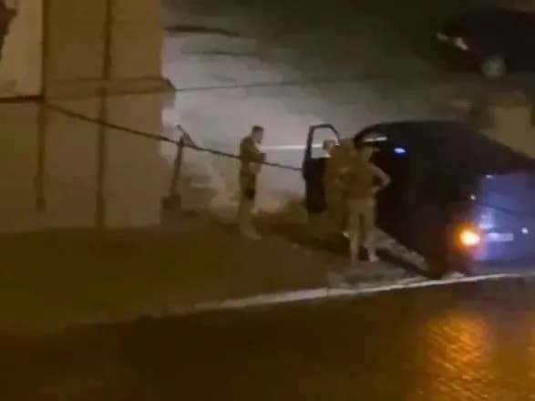 Во Львове сотрудники военкомата во время задержания избили мужчину: в сети распространяется видео, назначена служебная проверка