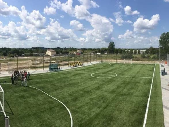 Розкрадання 3 млн грн під час ремонту футбольного поля для дітей: повідомлено про підозру підряднику