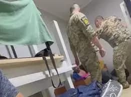 Затримали на кордоні з Польщею: що відомо про чоловіка над яким знущались працівники ТЦК на Львівщині