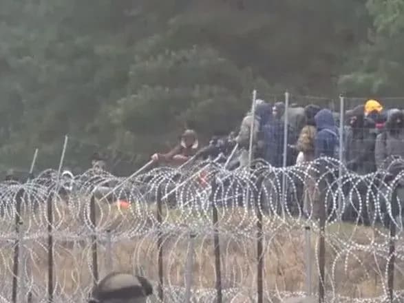 Міноборони Польщі показало, як мігранти проривають кордон з боку Білорусі