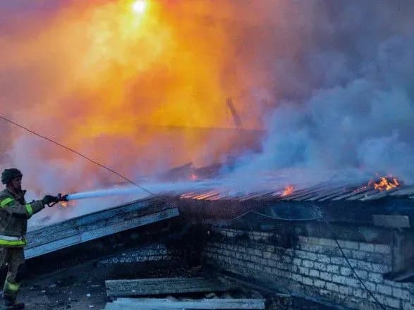 У Херсоні росіяни обстріляли два підприємства. Цілили по ним декілька разів — ДСНС