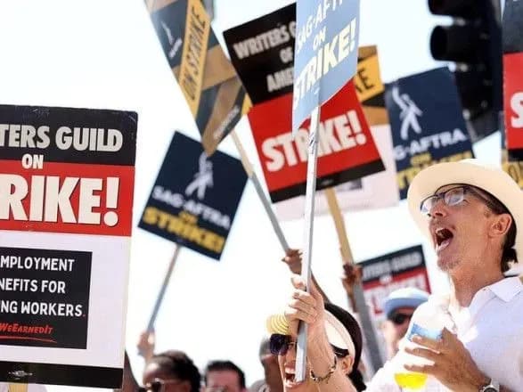 Голівудські сценаристи офіційно припинили страйк, проте угода ще не схвалена. Профспілки вивчають пропозиції