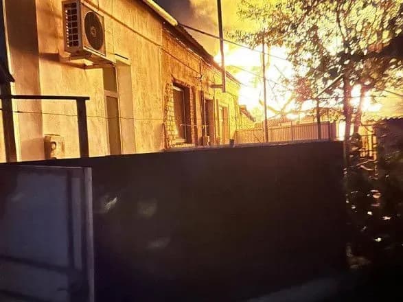 Через нічний обстріл Херсона постраждали матір з двома дітьми: прокуратура показала наслідки