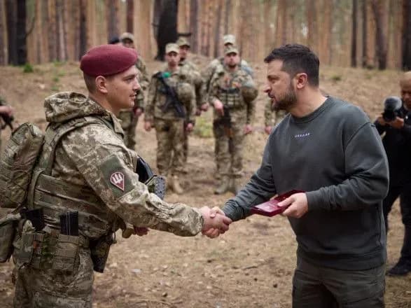 Зеленский на Лимано-Купянском направлении наградил военных и медиков и осмотрел западную технику
