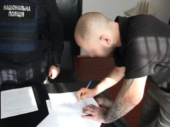 Поліція викрила в’язнів, які ошукували військових та волонтерів, продаючи їм неіснуючі автівки