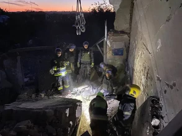 Розбір завалів Нікопольської гімназії, яку обстріляла рф, завершено