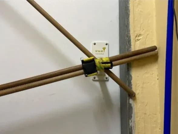 Женщина пережила нападение ХАМАС, забаррикадировав дверь пылесосом и палкой