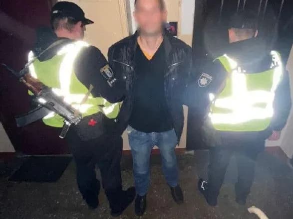 В Киеве мужчина избил об асфальт бездомного кота, его будут судить