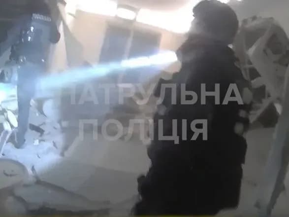 Ракетний удар по Запоріжжю: Нацполіція показала як евакуювали мешканці у перші хвилини після трагедії