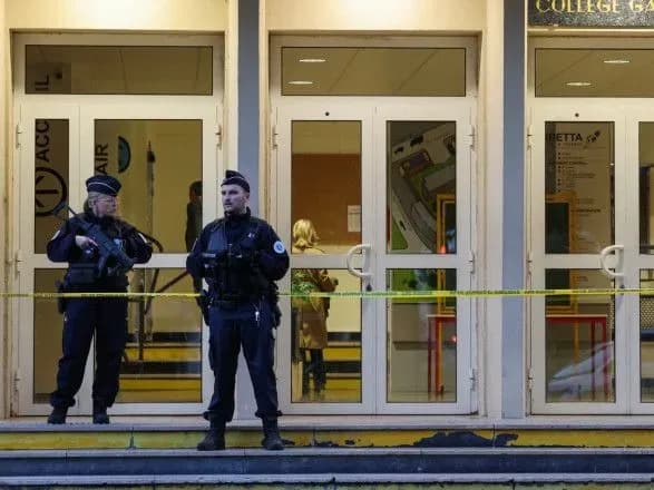 Убийство учителя средней школы во Франции: нападавшему и его брату предъявлены обвинения