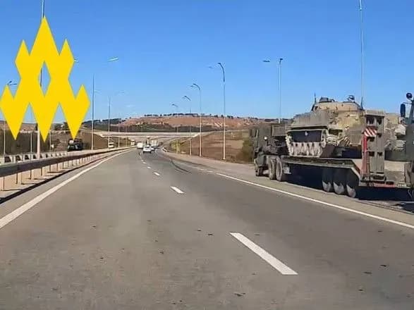 росіяни переміщують військову техніку у Сімферополі