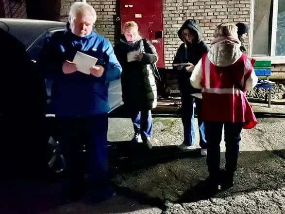 Удар по Запоріжжю: поліція опублікувала кадри порятунку постраждалого з-під завалів