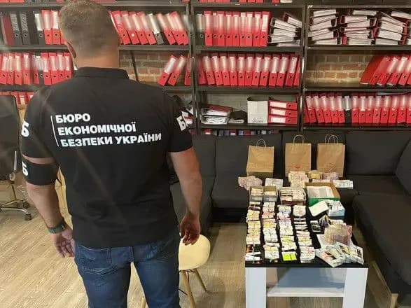 БЭБ разоблачило схему неуплаты налогов: 2000 работников ресторанного холдинга получали зарплаты "в конверте"