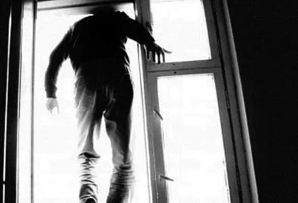 У Києві чоловік вистрибнув з 13 поверху: що відомо про чергове самогубство