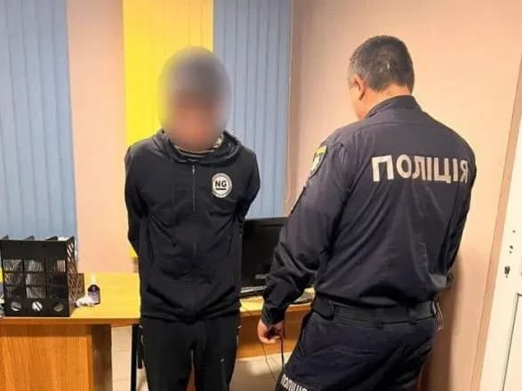 Чоловік напав з ножем на 13-річну дитину, хлопчик в лікарні з порізаним горлом