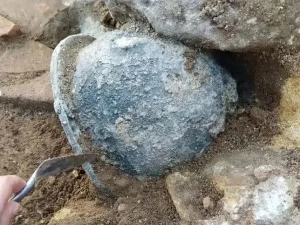 В Італії на місці жертвоприношень Афіні знайшли давньогрецький шолом
