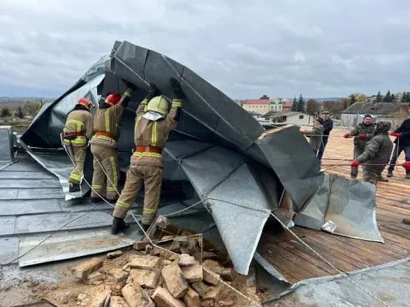 Вітер пошкодив дах Дубенського замка