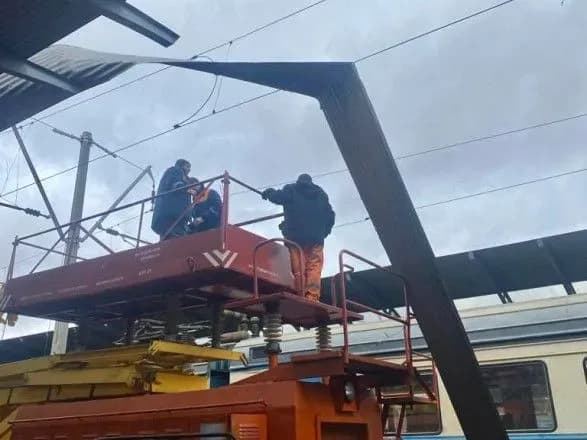 В Україні через негоду є низка суттєвих затримок поїздів. У Києві вітер пошкодив накриття приміського вокзалу