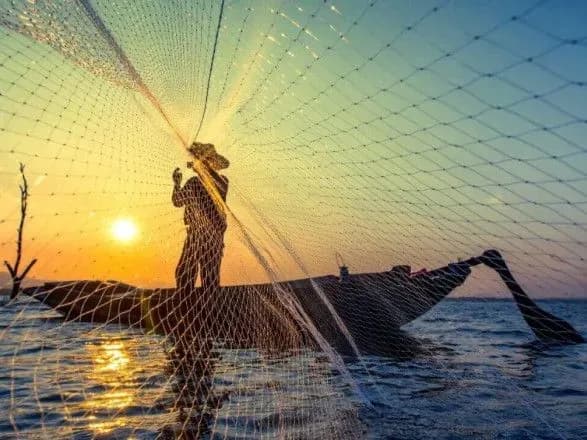 Ледве вижив: рибалка два тижні блукав Тихим океаном