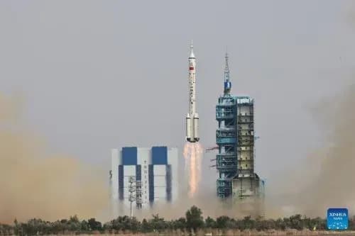 Космічний корабель “Шеньчжоу-16” відокремився від космічних станцій: троє китайських астронавтів повертаються на Землю