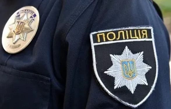 На Хмельниччині троє чоловіків напідпитку вдарили ножем перехожого, побили ще трьох людей, одного - вбили