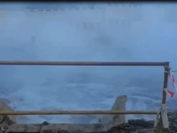 В столице возле метро произошел прорыв трубы. Аварийщики локализовали повреждения