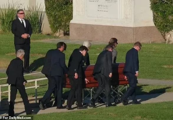 В Лос-Анджелесе на закрытой церемонии попрощались с Мэттью Перри