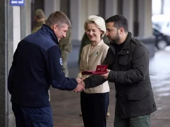 Зеленський та фон дер Ляєн взяли участь в урочистостях на столичному вокзалі. Нагороджено 15 залізничників