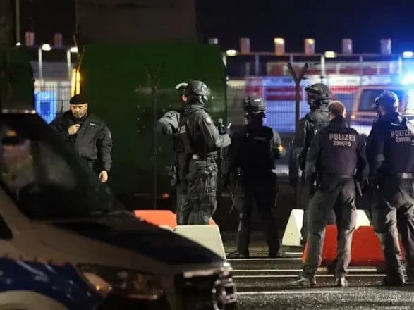 Мужчина, прорвавшийся в аэропорт Гамбурга, требует вылета в Турцию с ребенком