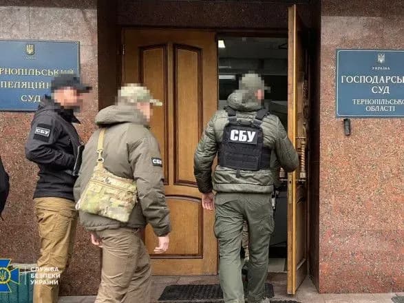 Вимагав 300 тис. доларів за вирішення "земельного" питання: депутату Тернопільської райради повідомили про підозру