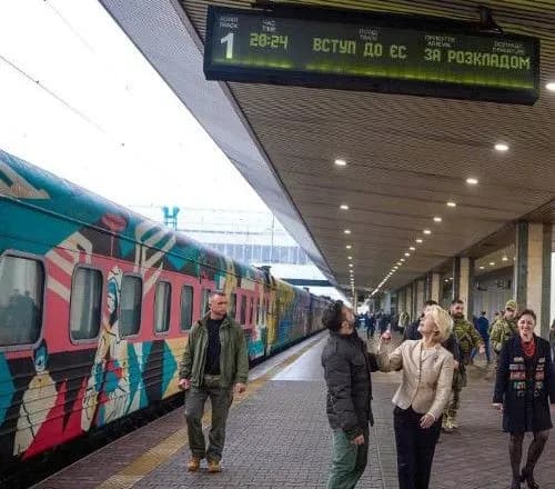 "20:24 - по расписанию": Укрзализныця креативно отметила рекомендацию Еврокомиссии о вступлении