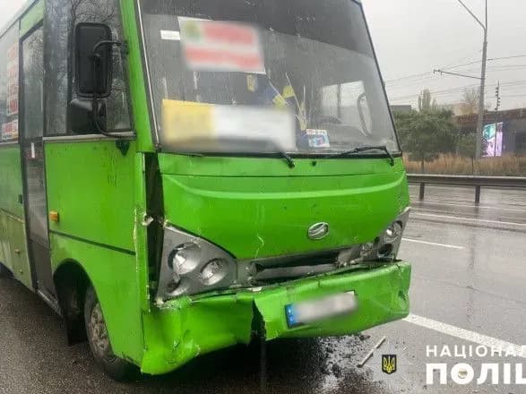 У Києві зіштовхнулись дві маршрутки: постраждало сім людей