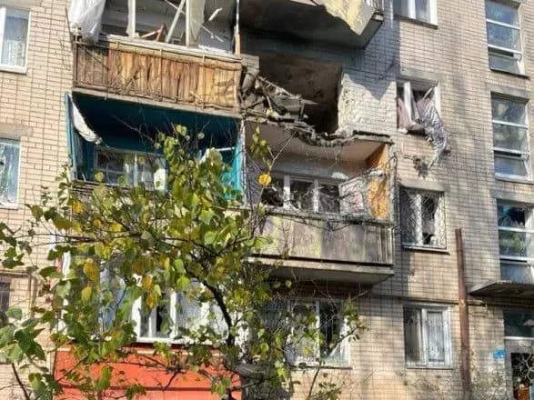 Ворожий обстріл Корабельного району Херсону: загинув чоловік, відомо про трьох поранених