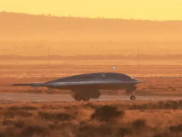 Новий ядерний бомбардувальник-невидимка США B-21 Raider здійснив перший політ