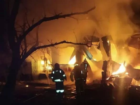 Уночі росіяни масово атакували дронами Дніпропетровщину, через влучання здійнялася пожежа
