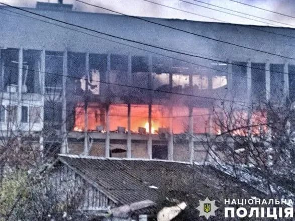 Массированный обстрел Херсона в годовщину освобождения: ранены трое мирных жителей и полицейский