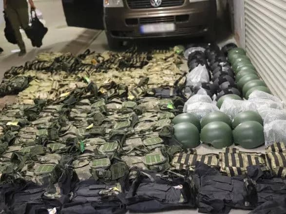 Зимовий одяг, каски та бронежилети: Британія передала Україні новий пакет військової допомоги