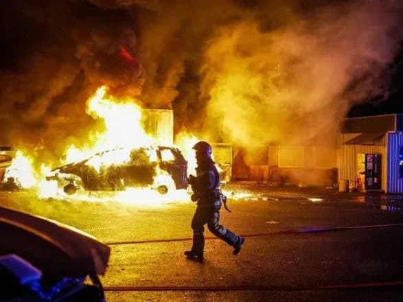 У Києві масштабна пожежа на СТО