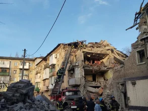 Ракетний удар рф по Селидовому: під завалами можуть бути чотири людини