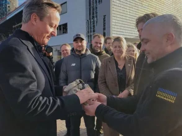 Вирощена під сиренами й зібрана під обстрілами: Кіпер подарував Кемерону торбинки з українською пшеницею