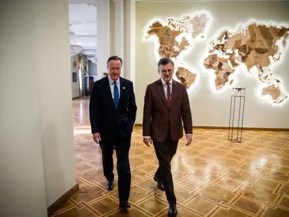 "Британия остается непоколебимой в поставках Украине оружия" - Кулеба после встречи с Кэмероном