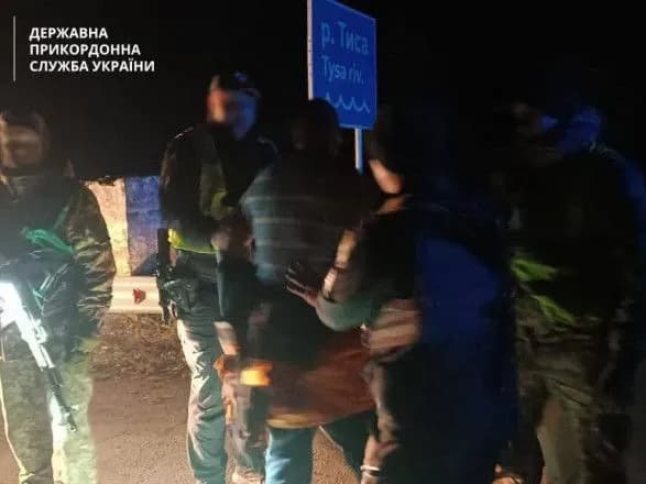 П’яний водій та пасажир автівки влаштували бійку з прикордонниками та відкрили вогонь