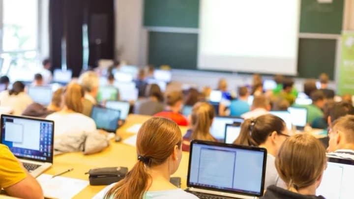 Студентів, які виїхали з України, можуть позбавити стипендій