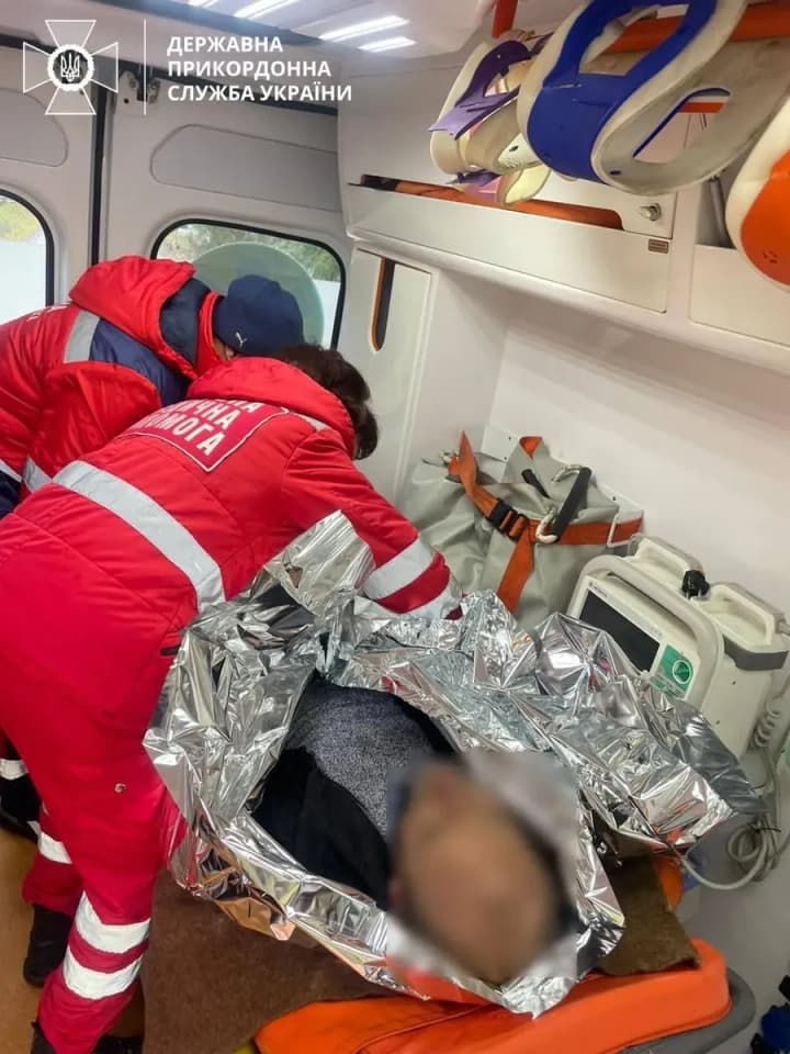 Прикордонники врятували чоловіка, який понад три доби блукав у горах