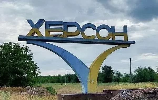 Оккупанты атаковали центр города Херсона: попали в жилые дома